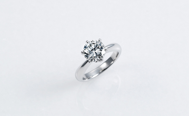 婚約指輪にはなぜダイヤモンドを選ぶのか